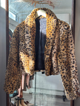Load image into Gallery viewer, Vintage Leopard Teddy Cropped Jacket
