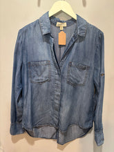 Load image into Gallery viewer, Cloth &amp; Stone Medium Wash Chambray Top
