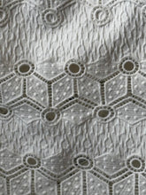 Load image into Gallery viewer, Rebecca Taylor White Embroidered Pencil Skirt
