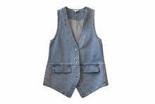 Load image into Gallery viewer, Promesa Lightwash Denim Quarter Vest
