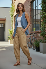 Load image into Gallery viewer, Promesa Lightwash Denim Quarter Vest

