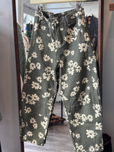 Load image into Gallery viewer, Green Flowers Barrel Jeans
