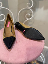 Load image into Gallery viewer, Isaac Mizrahi Tan Black Toe Shoes

