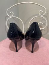 Load image into Gallery viewer, Manolo Blahnik Blue Patent Leather Shoes

