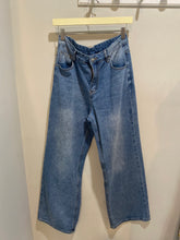 Load image into Gallery viewer, HDLTE Light Wash Wide Leg Jeans
