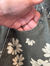 Load image into Gallery viewer, Green Flowers Barrel Jeans
