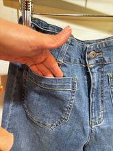 Load image into Gallery viewer, Front Pockets Medium Wash Denim
