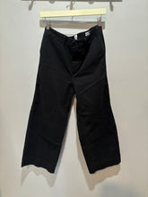 Load image into Gallery viewer, Gap Black Wideleg Cropped Pants
