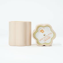Load image into Gallery viewer, CERAMIC DAISY • 100% essential oil soy candle: Peach - Blossom Scent
