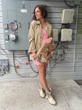 Load image into Gallery viewer, Vintage Dimitri Tan 80s Clutch Bag
